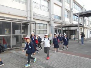1112 遠足出発 (4年) (1)