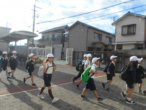 1112 遠足出発 (3年) (1)