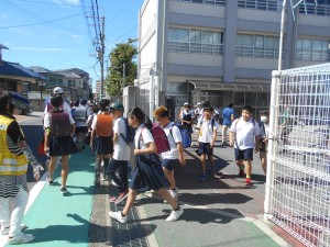 0918 色別集団下校 (7)