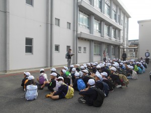 1112 遠足出発 (3年)