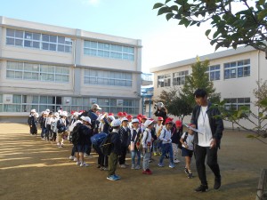 1112 遠足出発 (1年)