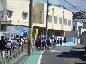 0918 色別集団下校 (6)