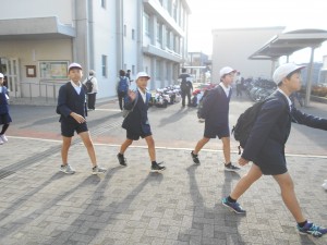 1112 遠足出発 (5年) (1)