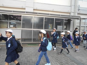 1112 遠足出発 (4年) (2)