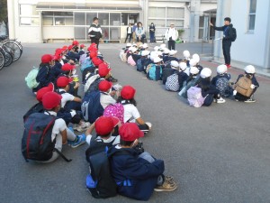 1112 遠足出発 (2年) (1)